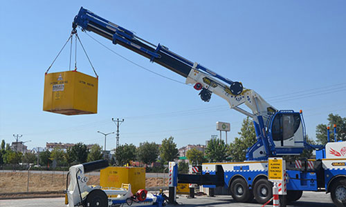 İster yoldan çekilecek ağır vasıta olsun, isterse fabrikaya indirilmek istenen hassas bir makine olsun. 250 tona kadar kiralık katlanır bomlu hiyap vinç ya da diğer adıyla teleskobik vinç ihtiyaçlarınızı çözüyoruz.